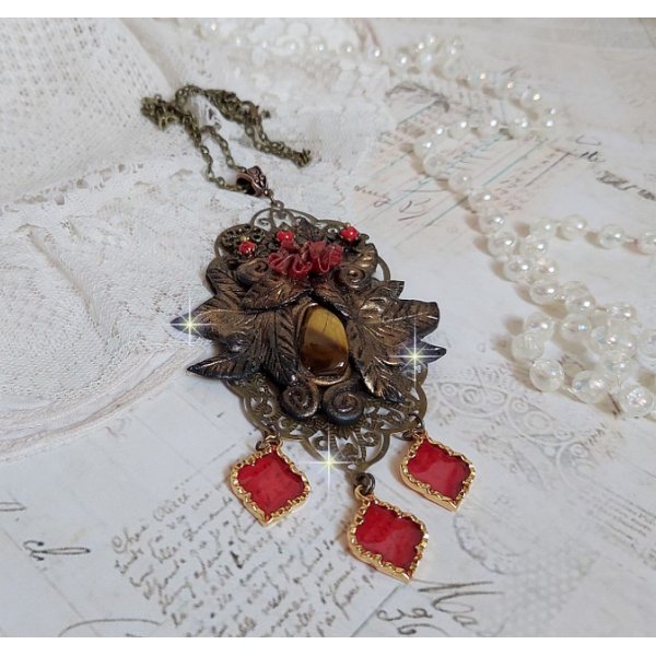 Pendentif M&eacute;lodie avec un cabochon &OElig;il de tigre orn&eacute; de perles en Jade Rouge vein&eacute; de Noir sur fleurs 5 p&eacute;tales et estampes mont&eacute;s sur une cha&icirc;ne bronze. Les pendants sont en r&eacute;sine &eacute;poxy Rouge