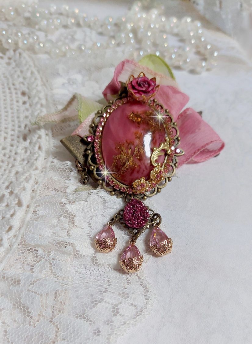 Pendentif Pampelone Fuchsia Haute Couture avec un cabochon artisanal et feuilles d’or, orné de strass, cristaux Roses, rose en résine, breloques, entretoises dentelles, Murano et ruban de soie