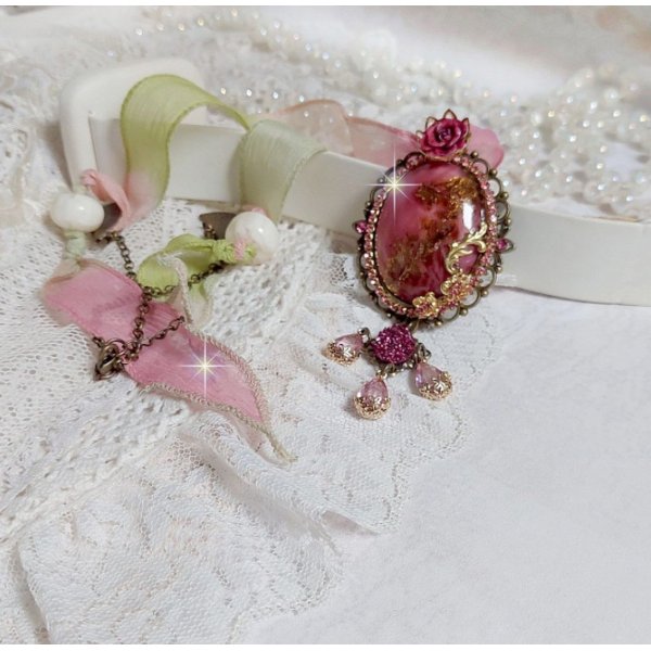 Pendentif Pampelone Fuchsia Haute Couture avec un cabochon artisanal et feuilles d&rsquo;or, orn&eacute; de strass, cristaux Roses, rose en r&eacute;sine, breloques, entretoises dentelles, Murano et ruban de soie