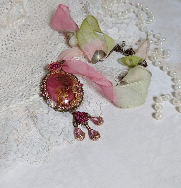 Pendentif Pampelone Fuchsia Haute Couture avec un cabochon artisanal et feuilles d&rsquo;or, orn&eacute; de strass, cristaux Roses, rose en r&eacute;sine, breloques, entretoises dentelles, Murano et ruban de soie