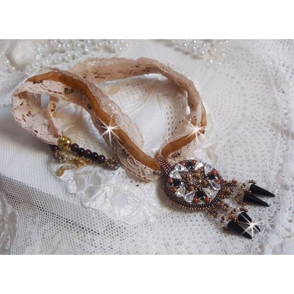 Pendentif Pampilles Amber brod&eacute; avec des Cristaux de Swarovski, des facettes Antique, des spikes noires, une estampe dor&eacute;e filigran&eacute;e, des rocailles et de la dentelle ancienne