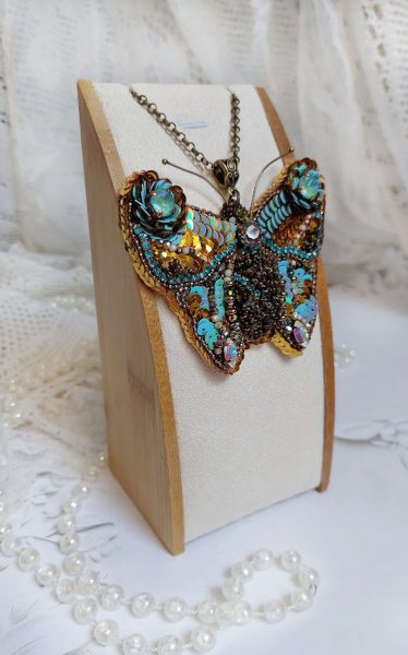 Pendentif Papillon Sauvage Ombr&eacute; brod&eacute; avec rocailles, sequins, strass et perles Cristal Swarovski