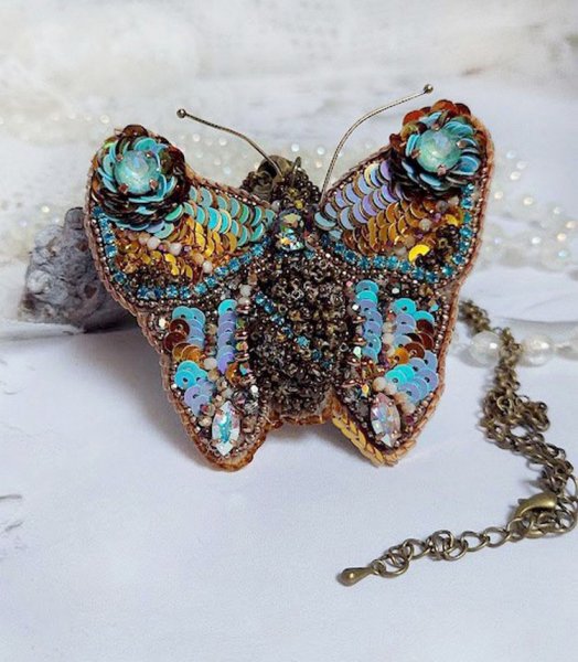 Pendentif Papillon Sauvage Ombr&eacute; brod&eacute; avec rocailles, sequins, strass et perles Cristal Swarovski