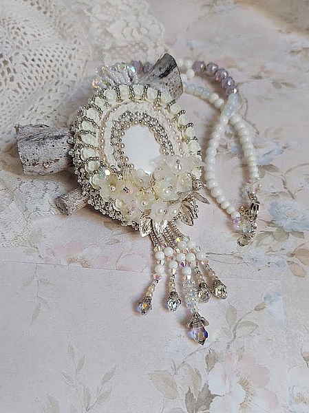 Pendentif Nuages Blancs brod&eacute; avec fleurs en r&eacute;sine, cabochon verre, perles de Jade, dentelle et perles cristal Swarovski