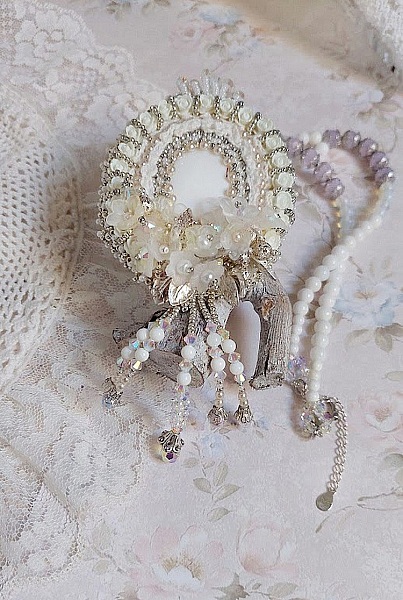 Pendentif Nuages Blancs brod&eacute; avec fleurs en r&eacute;sine, cabochon verre, perles de Jade, dentelle et perles cristal Swarovski