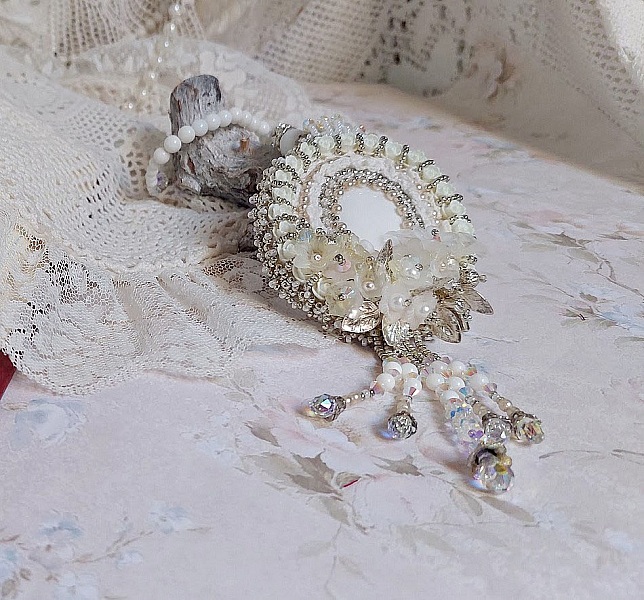 Pendentif Nuages Blancs brod&eacute; avec fleurs en r&eacute;sine, cabochon verre, perles de Jade, dentelle et perles cristal Swarovski