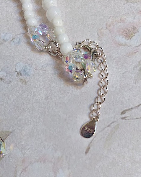 Pendentif Nuages Blancs brod&eacute; avec fleurs en r&eacute;sine, cabochon verre, perles de Jade, dentelle et perles cristal Swarovski