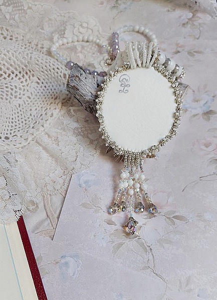 Pendentif Nuages Blancs brod&eacute; avec fleurs en r&eacute;sine, cabochon verre, perles de Jade, dentelle et perles cristal Swarovski