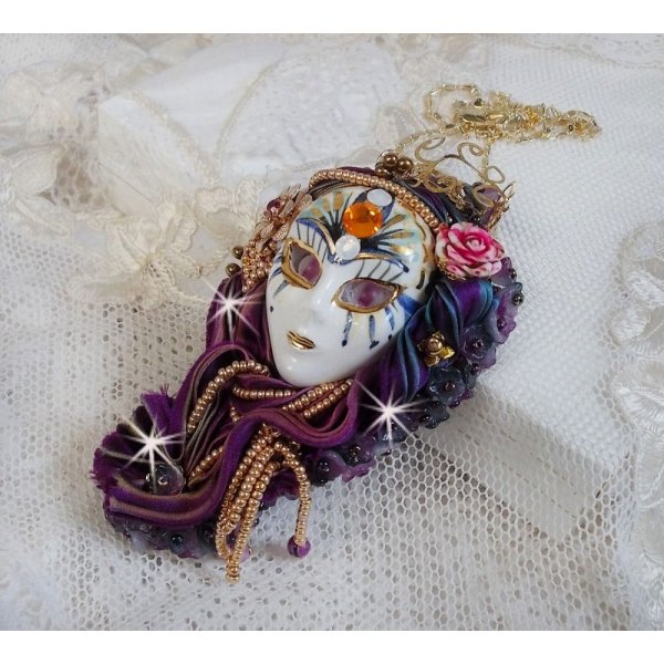 Anh&auml;nger La Passionn&eacute;e de Venise bestickt mit einem Band aus Shibori-Seide, Sugilite-Halbedelsteinen, Kristallen und verschiedenen Perlen