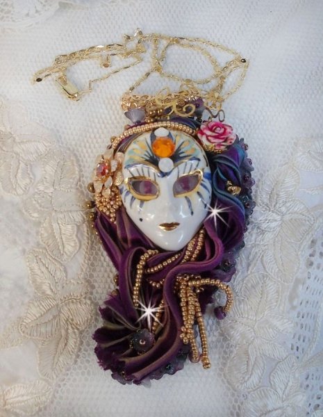 Anh&auml;nger La Passionn&eacute;e de Venise bestickt mit einem Band aus Shibori-Seide, Sugilite-Halbedelsteinen, Kristallen und verschiedenen Perlen