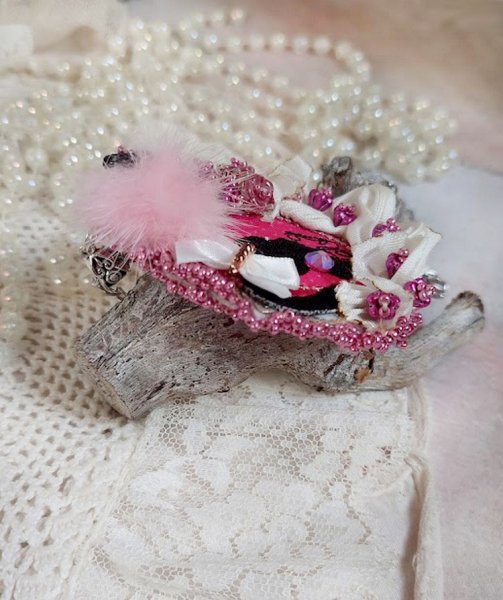 Pendentif Pink brod&eacute; avec ruban de soie, fleurs cloches en verre, rocailles, &eacute;cusson et pompons fourrure vison 