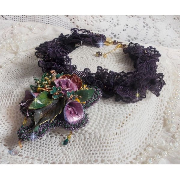 Haute-Couture Blumenpoesie-Anh&auml;nger bestickt mit Porzellanblumen, sehr alter violetter Spitze, Kristallen, Rocailles mit Accessoires aus 925er Silber und vergoldet.