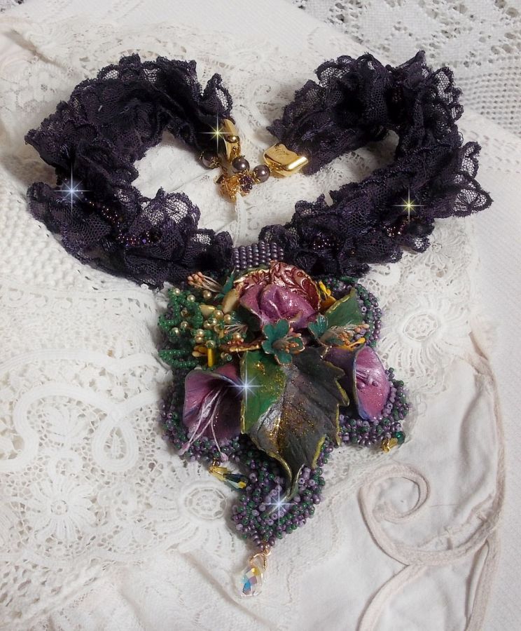 Haute-Couture Blumenpoesie-Anhänger bestickt mit Porzellanblumen, sehr alter violetter Spitze, Kristallen, Rocailles mit Accessoires aus 925er Silber und vergoldet.