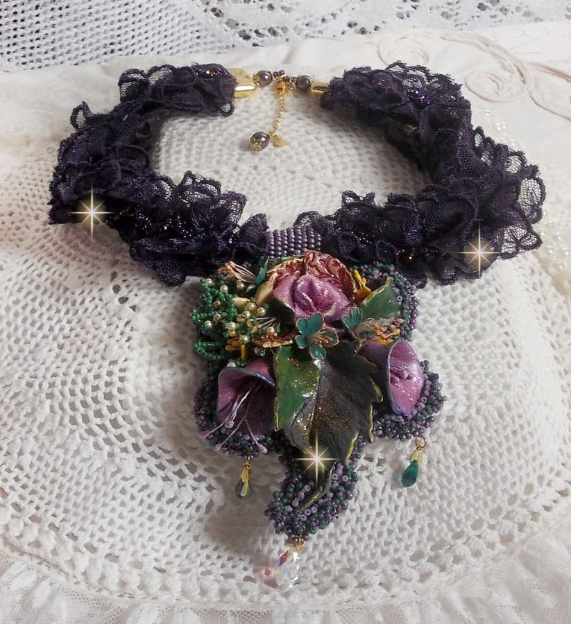 Haute-Couture Blumenpoesie-Anhänger bestickt mit Porzellanblumen, sehr alter violetter Spitze, Kristallen, Rocailles mit Accessoires aus 925er Silber und vergoldet.