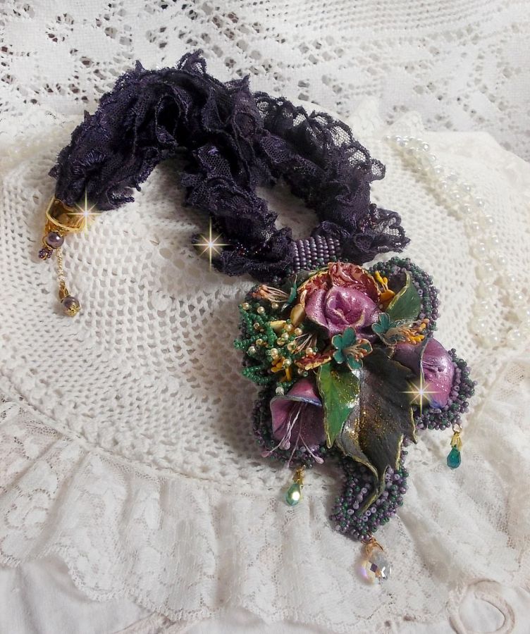 Haute-Couture Blumenpoesie-Anhänger bestickt mit Porzellanblumen, sehr alter violetter Spitze, Kristallen, Rocailles mit Accessoires aus 925er Silber und vergoldet.