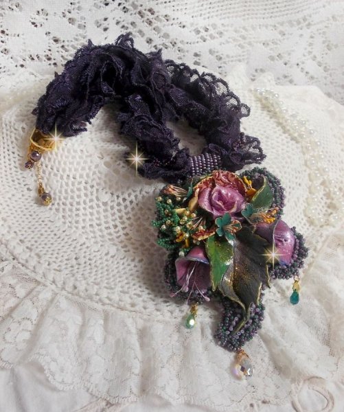 Haute-Couture Blumenpoesie-Anh&auml;nger bestickt mit Porzellanblumen, sehr alter violetter Spitze, Kristallen, Rocailles mit Accessoires aus 925er Silber und vergoldet.
