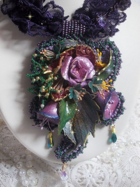 Haute-Couture Blumenpoesie-Anh&auml;nger bestickt mit Porzellanblumen, sehr alter violetter Spitze, Kristallen, Rocailles mit Accessoires aus 925er Silber und vergoldet.