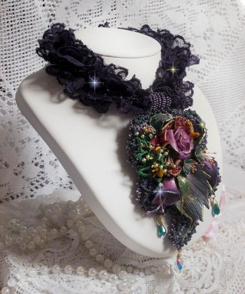 Haute-Couture Blumenpoesie-Anh&auml;nger bestickt mit Porzellanblumen, sehr alter violetter Spitze, Kristallen, Rocailles mit Accessoires aus 925er Silber und vergoldet.