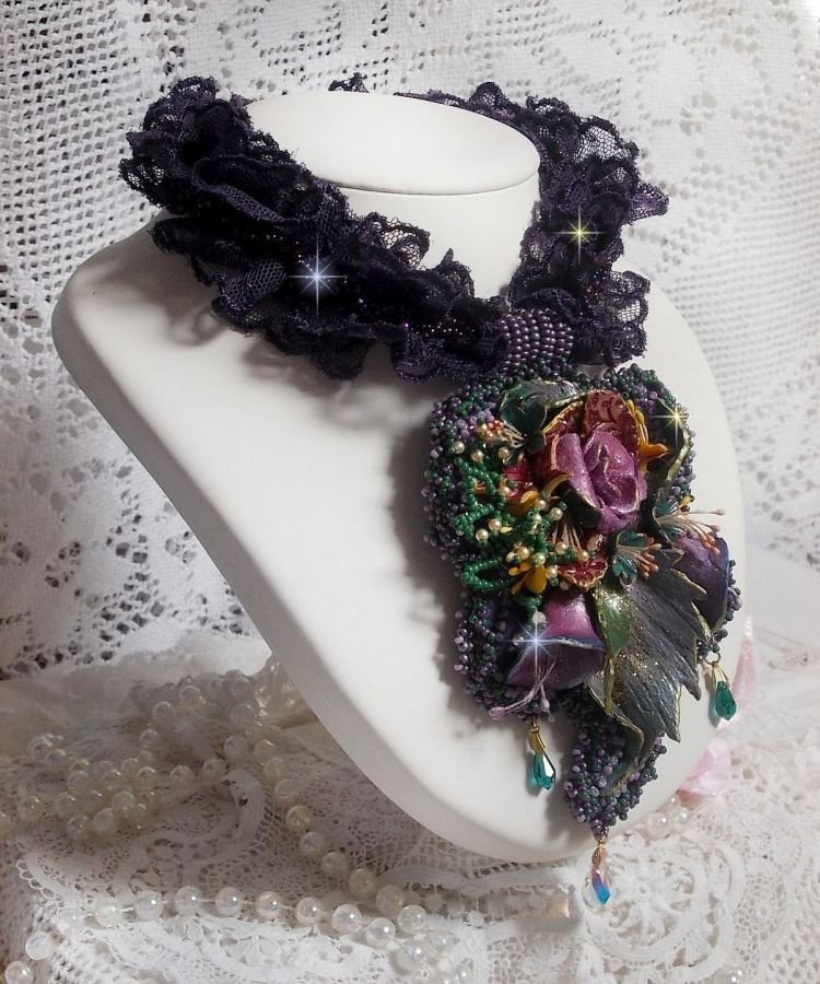 Haute-Couture Blumenpoesie-Anhänger bestickt mit Porzellanblumen, sehr alter violetter Spitze, Kristallen, Rocailles mit Accessoires aus 925er Silber und vergoldet.