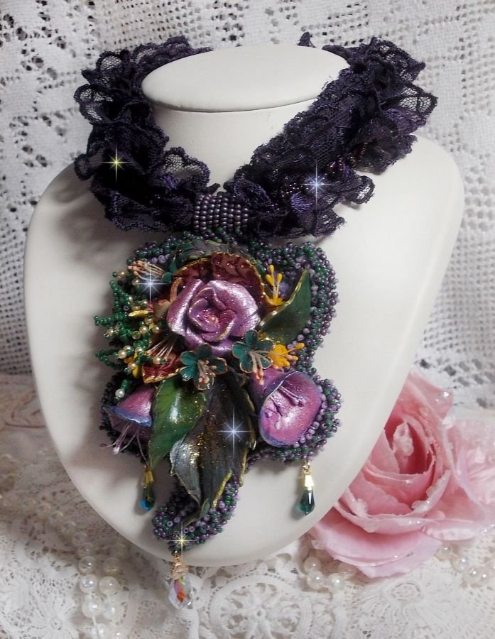 Haute-Couture Blumenpoesie-Anhänger bestickt mit Porzellanblumen, sehr alter violetter Spitze, Kristallen, Rocailles mit Accessoires aus 925er Silber und vergoldet.