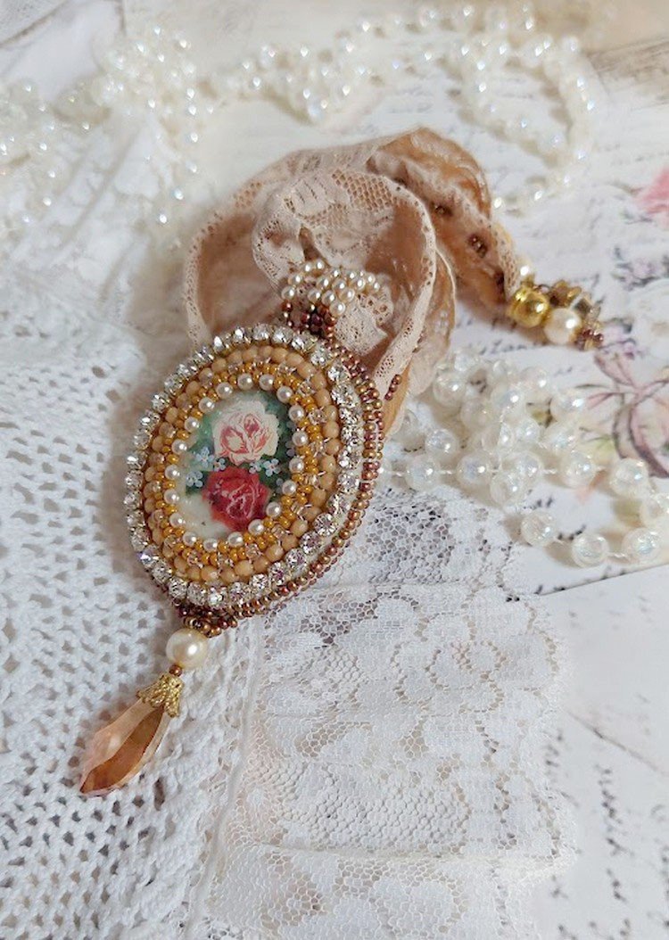 Reflets de Rosée-Anhängerkette, Perlmuttperlen, Swarovski-Kristall und Spitze.