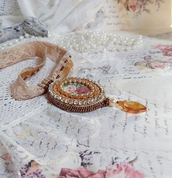 Reflets de Rosée-Anhängerkette, Perlmuttperlen, Swarovski-Kristall und Spitze.