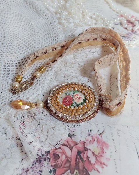 Reflets de Ros&eacute;e-Anh&auml;ngerkette, Perlmuttperlen, Swarovski-Kristall und Spitze.