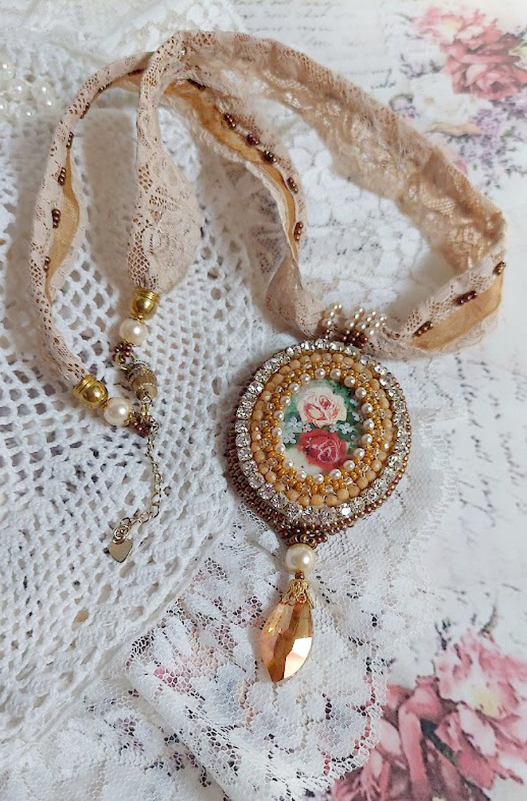 Reflets de Rosée-Anhängerkette, Perlmuttperlen, Swarovski-Kristall und Spitze.
