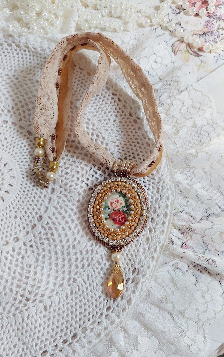 Reflets de Rosée-Anhängerkette, Perlmuttperlen, Swarovski-Kristall und Spitze.