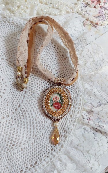 Reflets de Ros&eacute;e-Anh&auml;ngerkette, Perlmuttperlen, Swarovski-Kristall und Spitze.