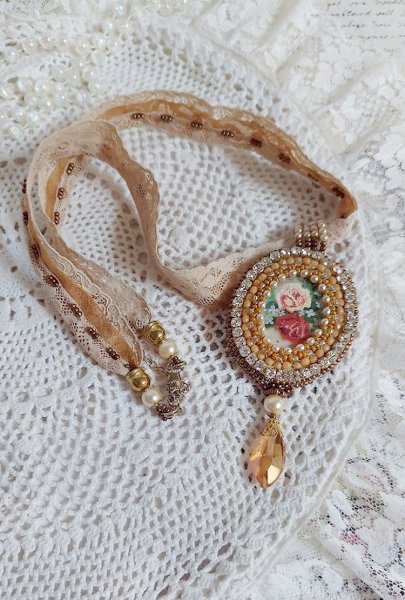 Reflets de Ros&eacute;e-Anh&auml;ngerkette, Perlmuttperlen, Swarovski-Kristall und Spitze.