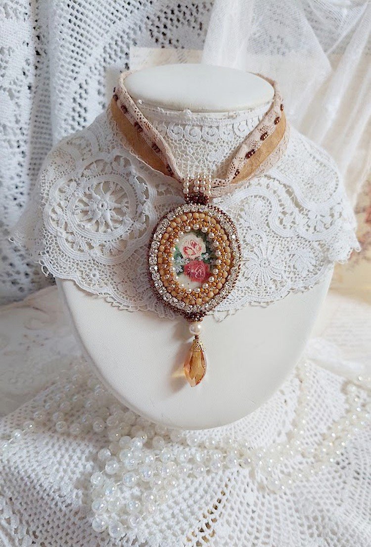 Reflets de Rosée-Anhängerkette, Perlmuttperlen, Swarovski-Kristall und Spitze.