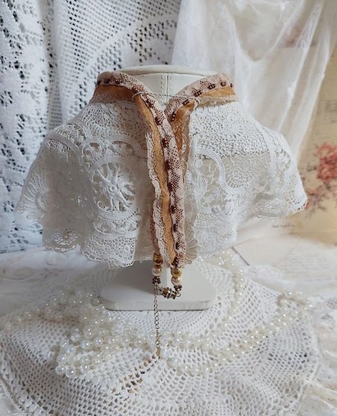 Reflets de Ros&eacute;e-Anh&auml;ngerkette, Perlmuttperlen, Swarovski-Kristall und Spitze.