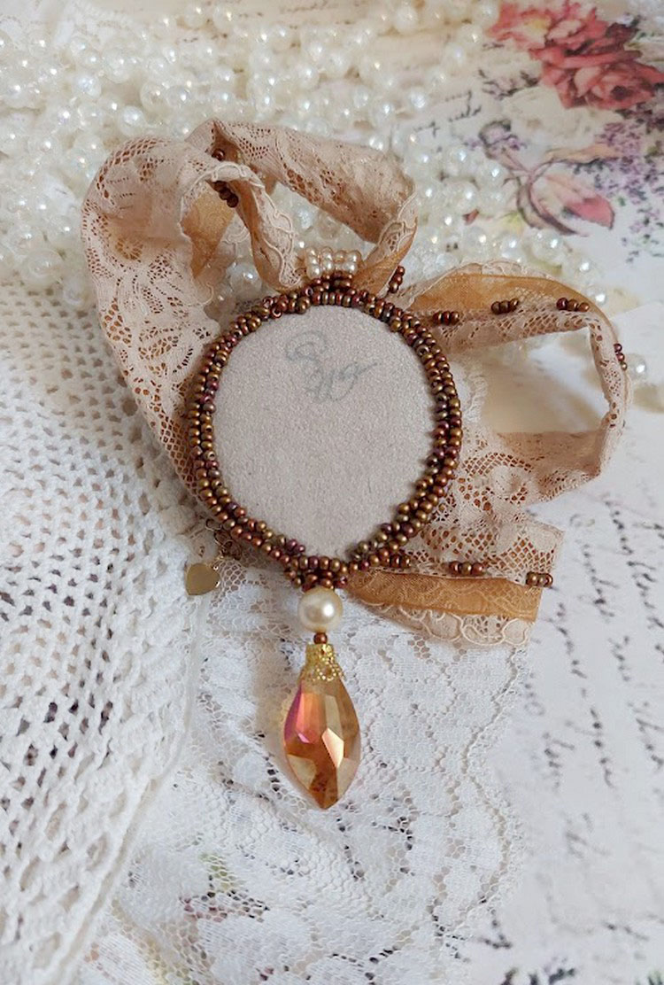 Reflets de Rosée-Anhängerkette, Perlmuttperlen, Swarovski-Kristall und Spitze.