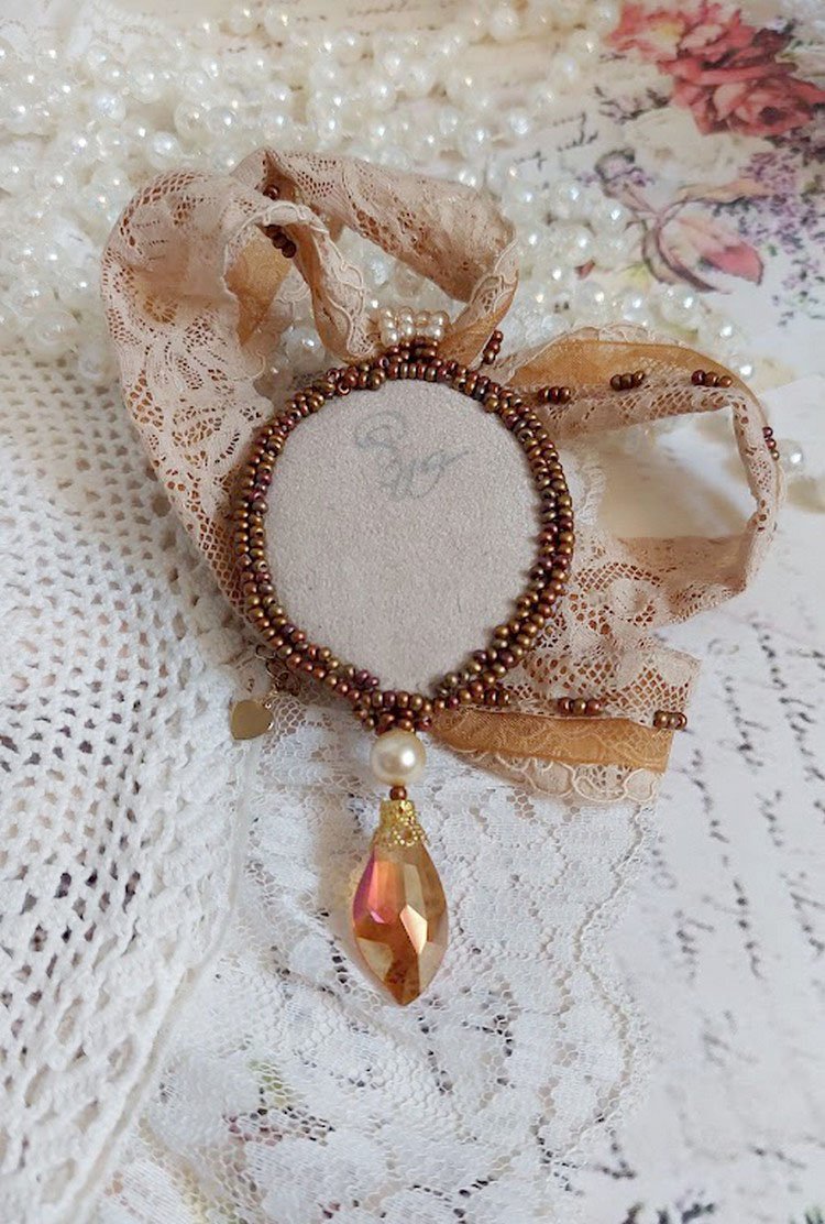 Reflets de Rosée-Anhängerkette, Perlmuttperlen, Swarovski-Kristall und Spitze.