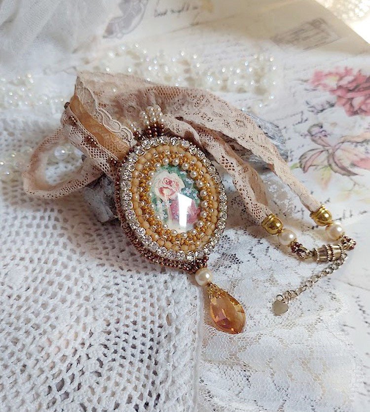 Reflets de Rosée-Anhängerkette, Perlmuttperlen, Swarovski-Kristall und Spitze.