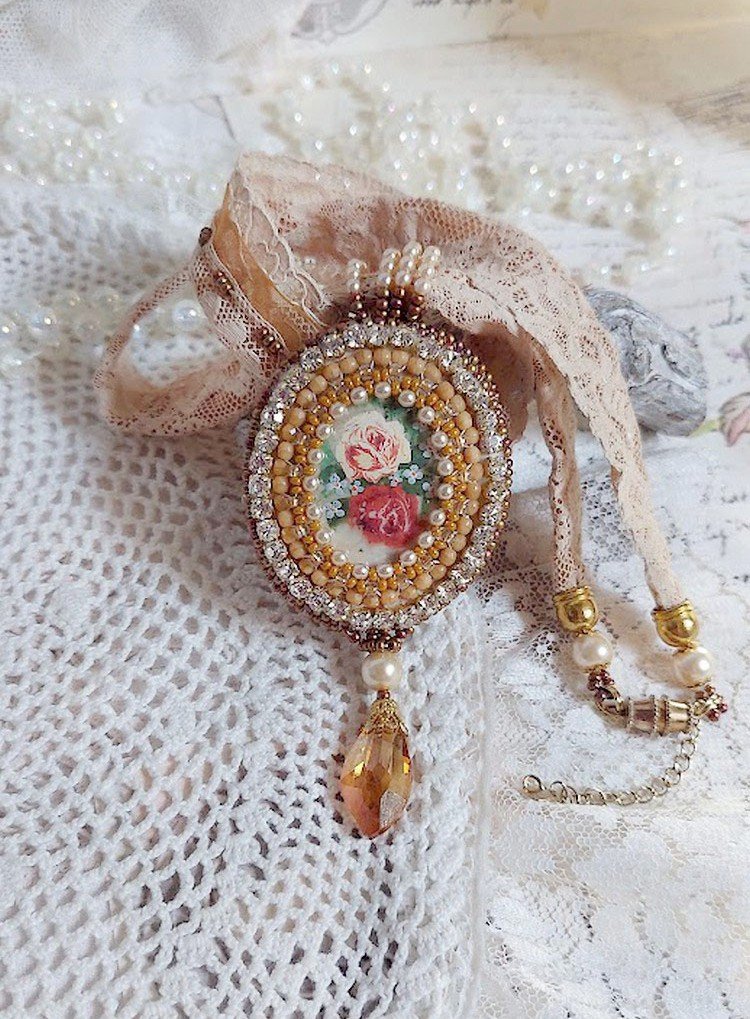 Reflets de Rosée-Anhängerkette, Perlmuttperlen, Swarovski-Kristall und Spitze.