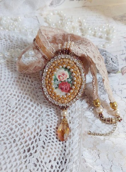 Reflets de Ros&eacute;e-Anh&auml;ngerkette, Perlmuttperlen, Swarovski-Kristall und Spitze.