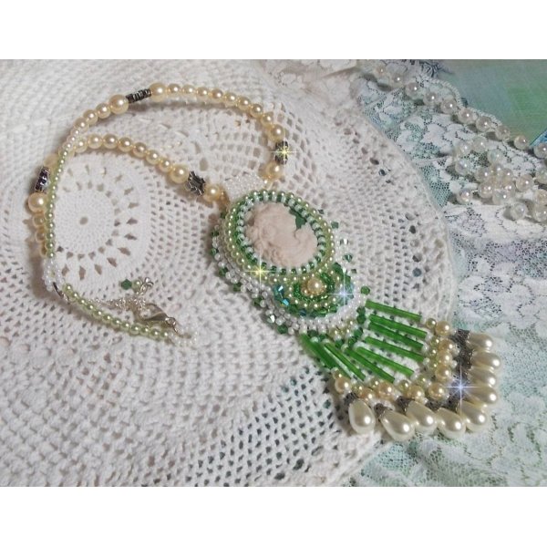 Anh&auml;nger Verf&uuml;hrung Charme bestickt mit einem Harzcabochon einer Frau mit Rosen, Swarovski-Kristallen und verschiedenen Perlen