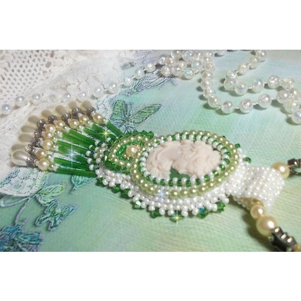 Anh&auml;nger Verf&uuml;hrung Charme bestickt mit einem Harzcabochon einer Frau mit Rosen, Swarovski-Kristallen und verschiedenen Perlen