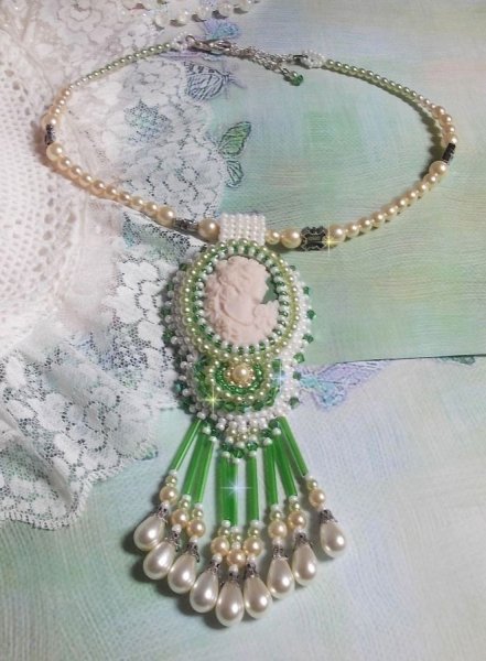 Anh&auml;nger Verf&uuml;hrung Charme bestickt mit einem Harzcabochon einer Frau mit Rosen, Swarovski-Kristallen und verschiedenen Perlen