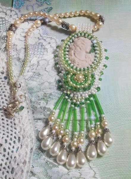 Anh&auml;nger Verf&uuml;hrung Charme bestickt mit einem Harzcabochon einer Frau mit Rosen, Swarovski-Kristallen und verschiedenen Perlen