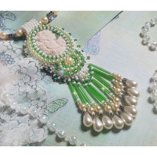 Anh&auml;nger Verf&uuml;hrung Charme bestickt mit einem Harzcabochon einer Frau mit Rosen, Swarovski-Kristallen und verschiedenen Perlen