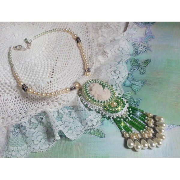 Anh&auml;nger Verf&uuml;hrung Charme bestickt mit einem Harzcabochon einer Frau mit Rosen, Swarovski-Kristallen und verschiedenen Perlen