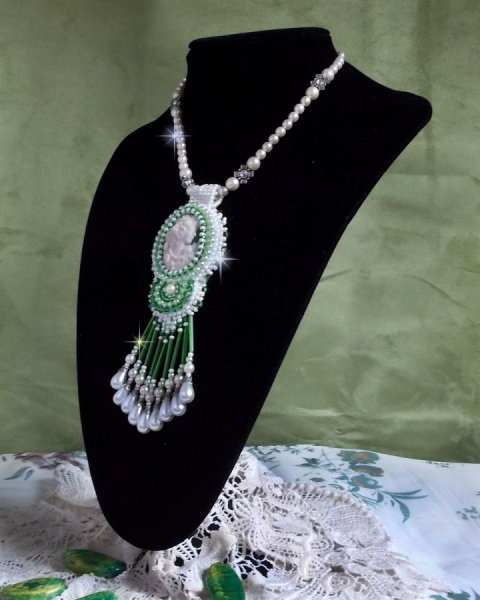 Anh&auml;nger Verf&uuml;hrung Charme bestickt mit einem Harzcabochon einer Frau mit Rosen, Swarovski-Kristallen und verschiedenen Perlen