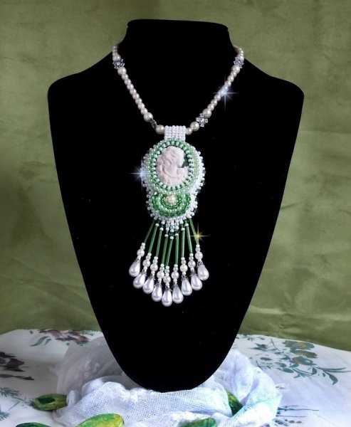 Anh&auml;nger Verf&uuml;hrung Charme bestickt mit einem Harzcabochon einer Frau mit Rosen, Swarovski-Kristallen und verschiedenen Perlen