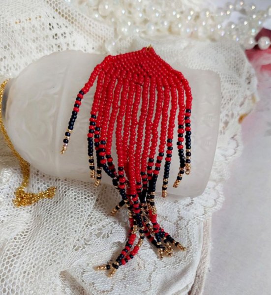 Swirls of Red Anh&auml;nger kreiert mit hochwertigen Rocailles und einer vergoldeten Kette