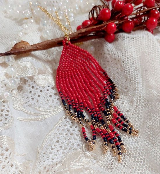 Swirls of Red Anh&auml;nger kreiert mit hochwertigen Rocailles und einer vergoldeten Kette