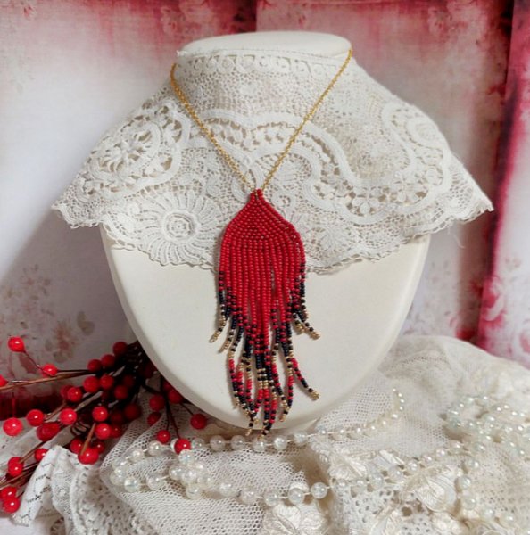 Swirls of Red Anh&auml;nger kreiert mit hochwertigen Rocailles und einer vergoldeten Kette