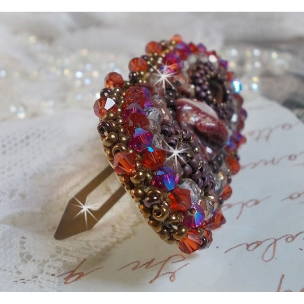 Topas-Haarspange, bestickt mit einem Perlmuttcabochon aus Mahagoni, Swarovski-Kristallen und Rocailles